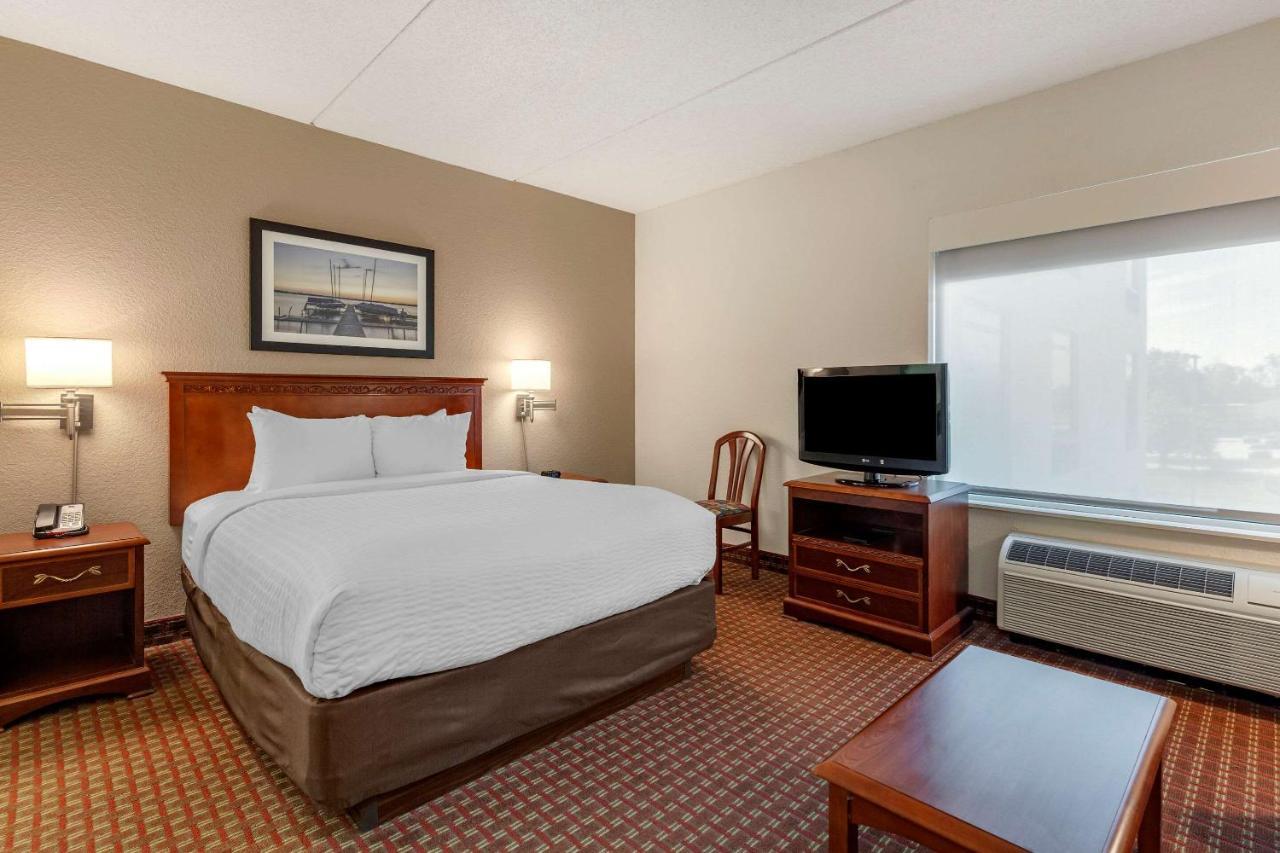 Clarion At The Alliant Energy Center 3*